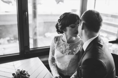 Düğün çift kafede rahatlatıcı.