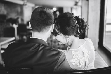 Düğün çift kafede rahatlatıcı.