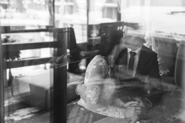 Düğün çift kafede rahatlatıcı.