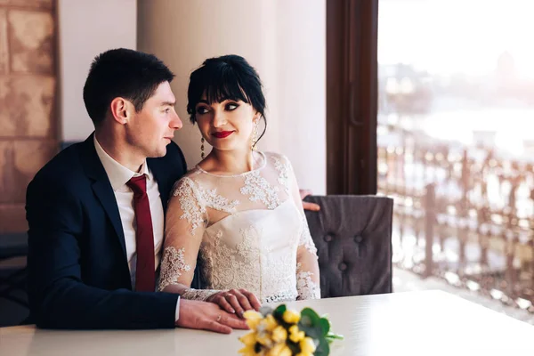 Bröllop par avkopplande i café — Stockfoto