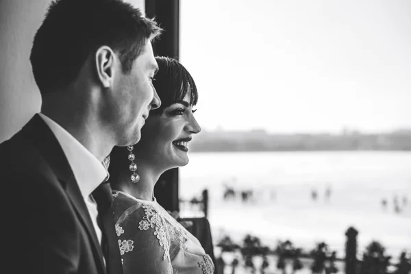 Wedding couple relaxing in cafe — Stock Photo, Image