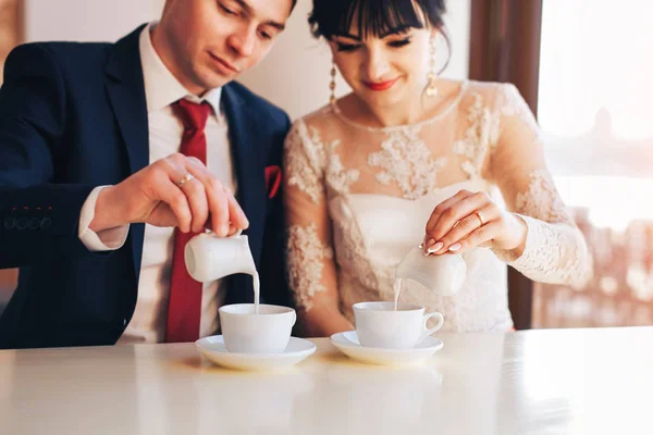 Bruid en bruidegom koffie drinken — Stockfoto