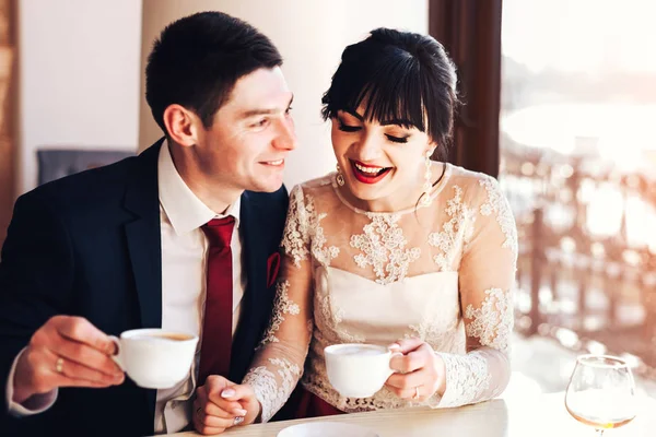 結婚式のカップルをカフェでリラックス — ストック写真