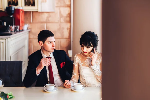 Свадебная пара отдыхает в кафе — стоковое фото