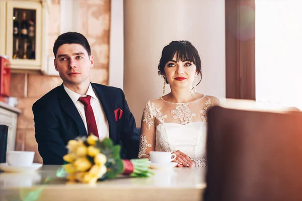 Bruiloft paar ontspannen in café — Stockfoto