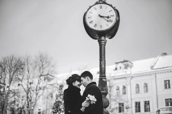 Bruidspaar kussen — Stockfoto