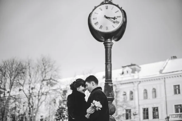 Brautpaar küsst sich — Stockfoto