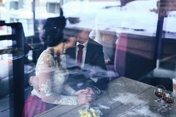 Pareja de boda relajarse en la cafetería — Foto de Stock