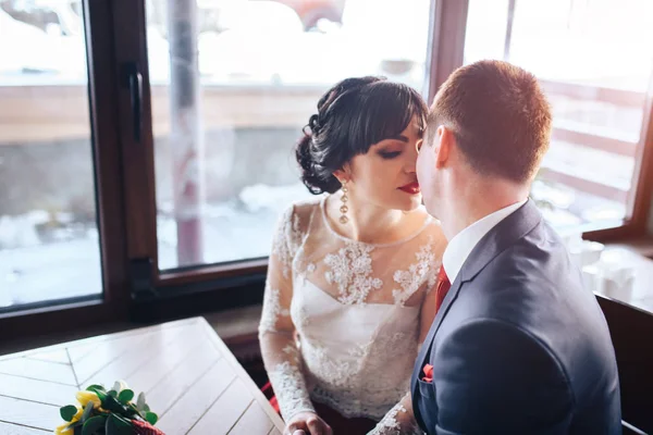 Pareja de boda relajarse en la cafetería — Foto de Stock