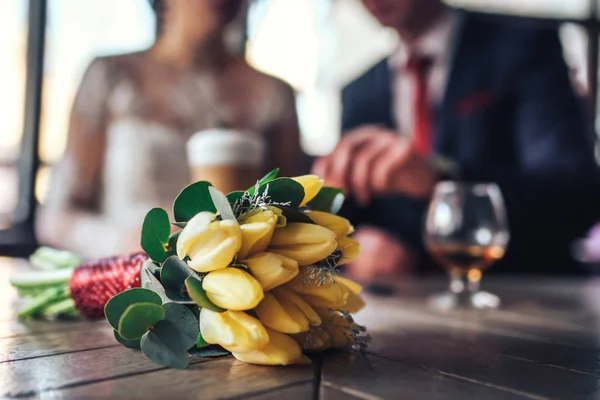 Hochzeitspaar entspannt im Café — Stockfoto