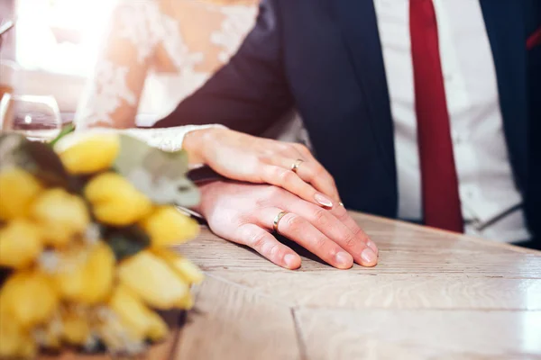 Bröllopsparet håller händerna ihop — Stockfoto