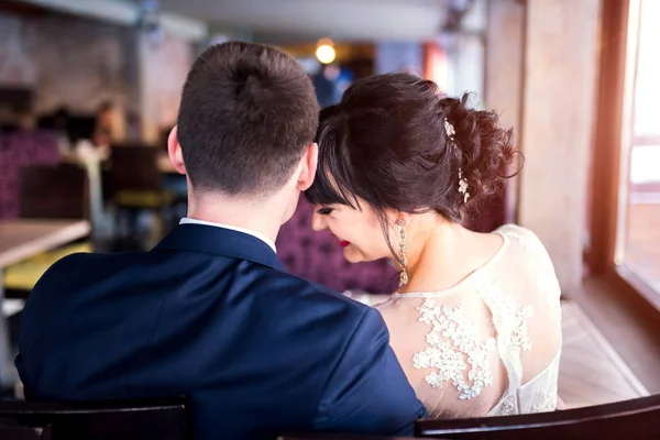 Ślub pary relaks w kawiarni — Zdjęcie stockowe