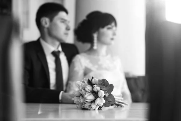 Hochzeitspaar entspannt im Café — Stockfoto