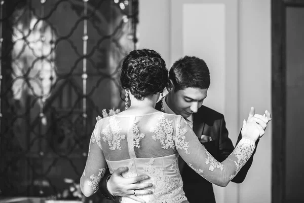 Törene dans düğün çifti — Stok fotoğraf