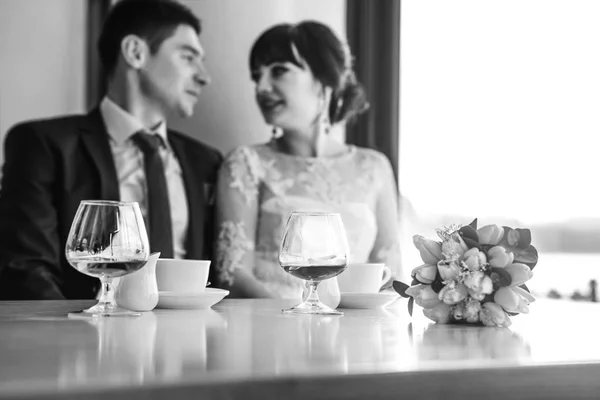 Coppia di nozze rilassante in caffè — Foto Stock