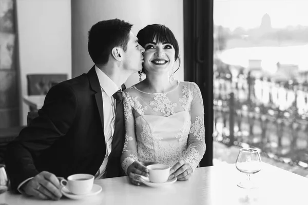 Düğün çift kafede rahatlatıcı. — Stok fotoğraf