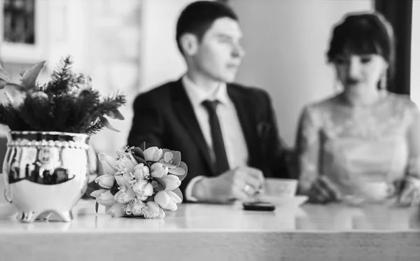 Hochzeitspaar entspannt im Café — Stockfoto