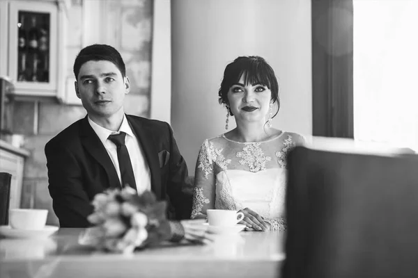 Весільна пара розслабляється в кафе — стокове фото