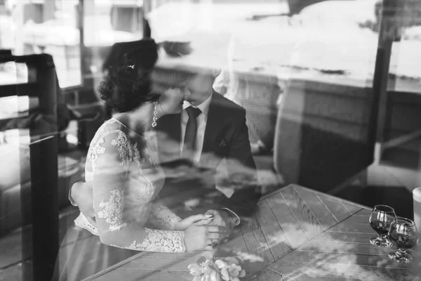 Bruiloft paar ontspannen in café — Stockfoto