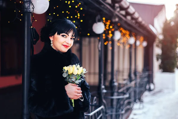 Giovane sposa carina con bouquet — Foto Stock