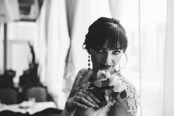 幸せな花嫁の結婚式の花束を — ストック写真