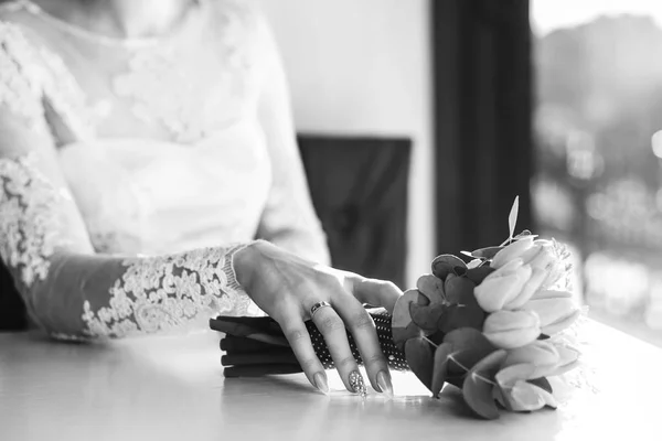 Bruiden hand met bruiloft boeket — Stockfoto