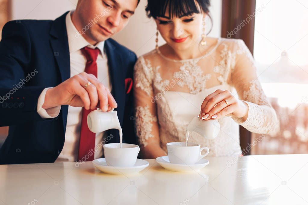 groom and bride drinking coffee 