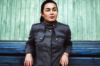 bankta oturan güzel kadın