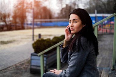 Akıllı telefonlu güzel bir kadın.