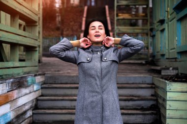 Genç güzel kadın ceket