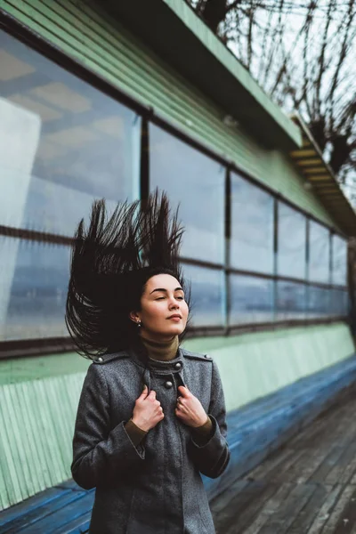 Mladá žena s streaming vlasy — Stock fotografie