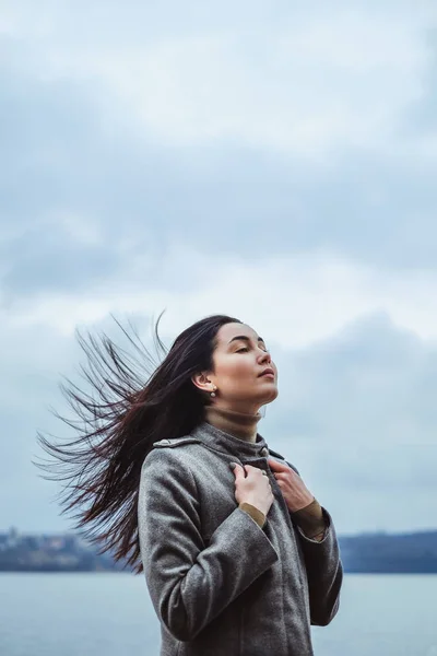 Jovem mulher com cabelo streaming — Fotografia de Stock