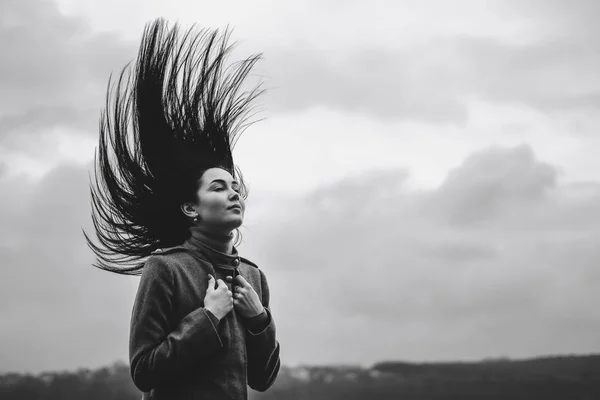 Mujer joven con cabello en streaming — Foto de Stock