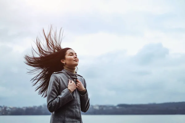 Giovane donna con capelli in streaming — Foto Stock