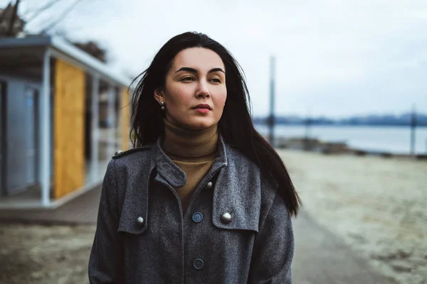 Ung kvinna går i parken — Stockfoto