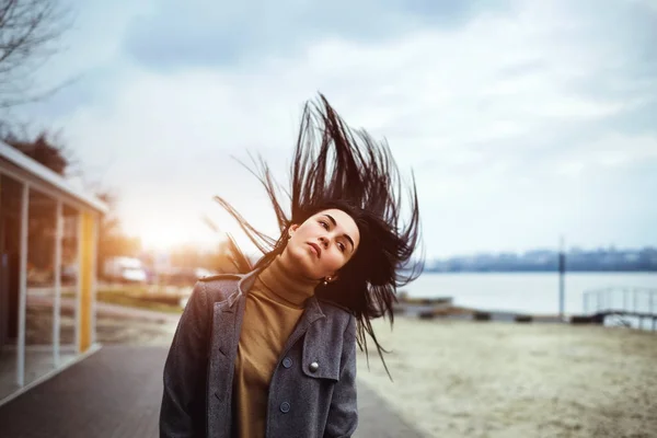 Jovem mulher com cabelo streaming — Fotografia de Stock