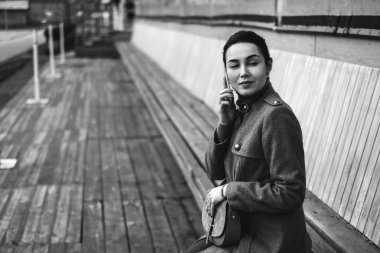 Akıllı telefonlu güzel bir kadın.