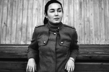 bankta oturan güzel kadın