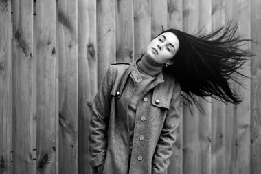 saç akış ile genç kadın