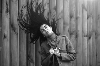 saç akış ile genç kadın