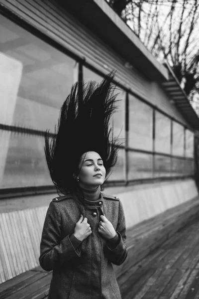 髪をストリーミングを持つ若い女性 — ストック写真