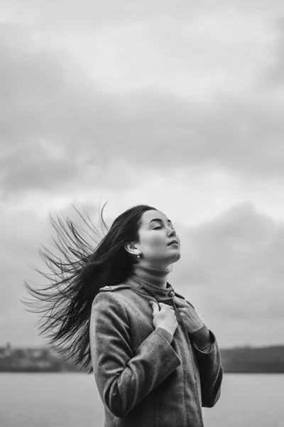 Jovem mulher com cabelo streaming — Fotografia de Stock