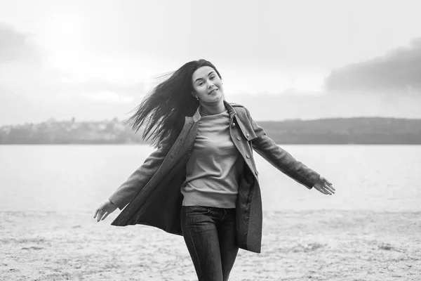 Jeune femme marchant dans le parc — Photo