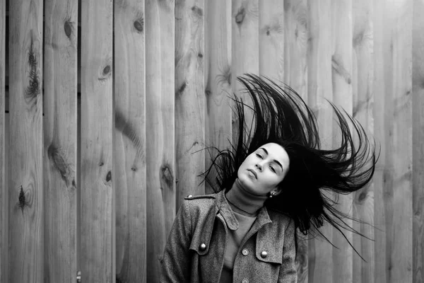 髪をストリーミングを持つ若い女性 — ストック写真