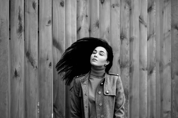 Junge Frau mit strömenden Haaren — Stockfoto