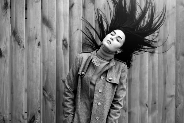 Junge Frau mit strömenden Haaren — Stockfoto