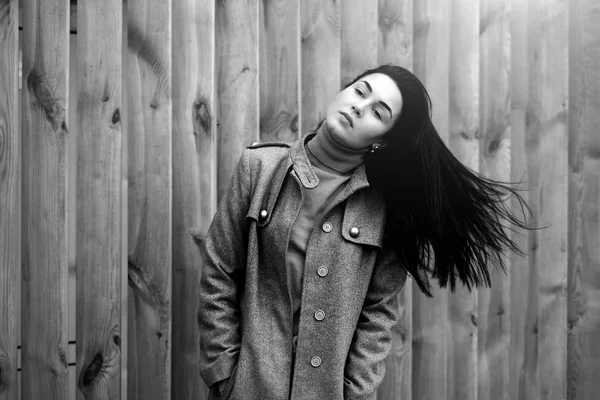 Mujer joven con cabello en streaming — Foto de Stock