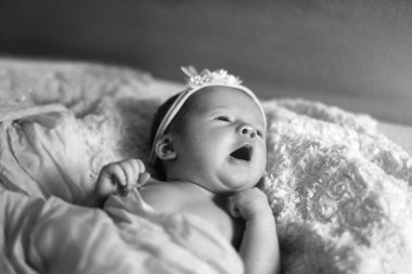 Yeni doğan bebek kız yatakta