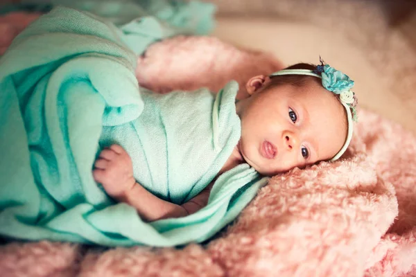ベッドで女の赤ちゃん — ストック写真