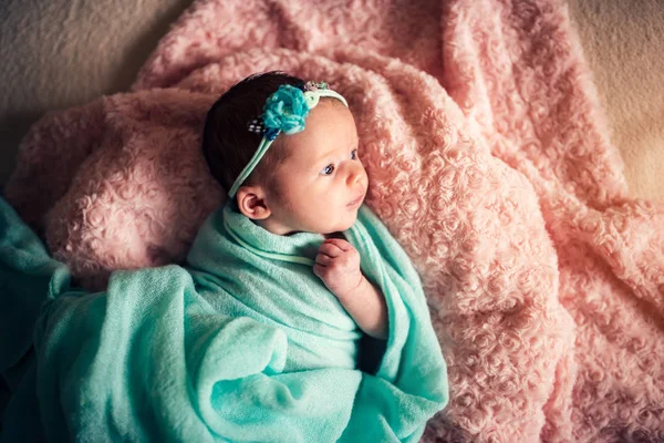 Baby flicka i sängen — Stockfoto